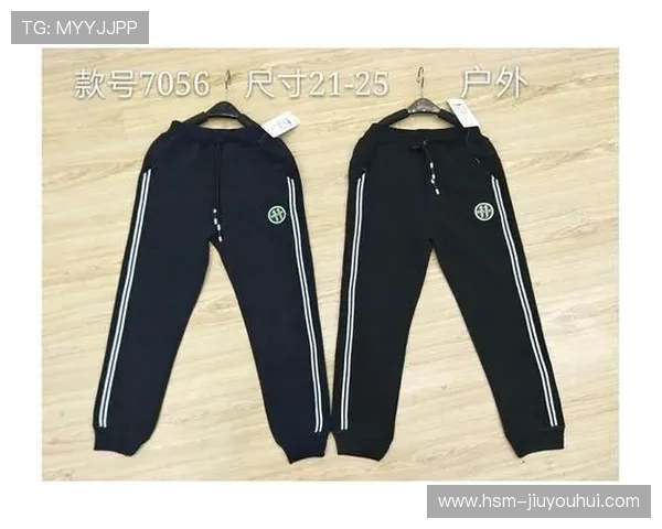 舒适透气的足球卫衣让运动与休闲兼得，轻松享受全方位体验